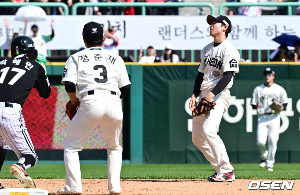 25일 인천 SSG랜더스필드에서 2025 신한 SOL Bank KBO리그 SSG 랜더스와 LG 트윈스의 경기가 열렸다.SSG은 전영준을 LG는 송승기를 선발투수로 내세웠다.5회초 2사 만루 SSG 유격수 박성한이 LG 구본혁의 땅볼 타구에 포구실책을 범하며 아쉬워하고 있다. 3루주자 문보경이 득점을 올렸다. 2025.05.25 /cej@osen.co.kr