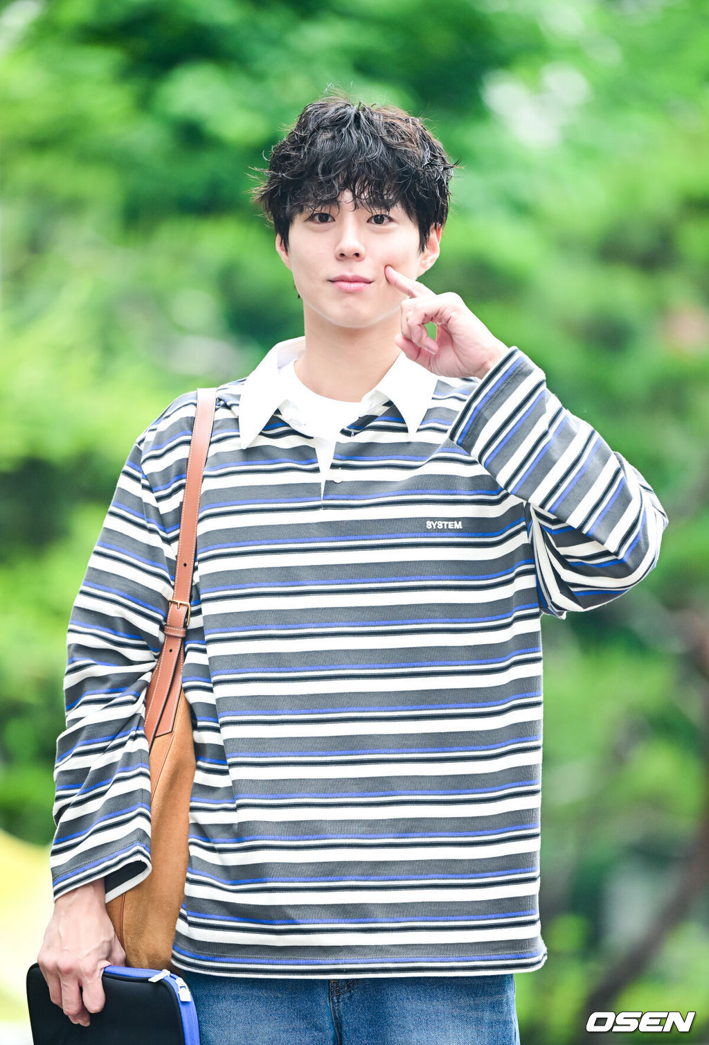 20일 오전 서울 여의도 KBS 신관에서 KBS 2TV '더 시즌즈 - 박보검의 칸타빌레' 녹화가 진행됐다.넷플릭스 시리즈 ‘폭싹 속았수다’로 전 세계 시청자들을 사로잡은 박보검은 KBS2 심야 음악 프로그램 ‘더 시즌즈-박보검의 칸타빌레’ MC로도 활약하며 다방면에서 활발한 활동을 이어가고 있다.배우 박보검이 방송국으로 이동히며 인사를 하고 있다. 2025.05.20 / dreamer@osen.co.kr