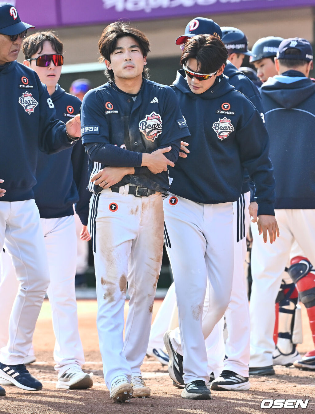 6일 부산 사직야구장에서 2025 신한 SOL 뱅크 KBO 리그 롯데 자이언츠와 두산 베어스의 경기가 열렸다. 홈팀 롯데는 데이비슨이, 방문팀 두산은 김유성이 선발로 출전했다.두산 베어스 이유찬이 4회초 1사 2,3루 양석환의 중견수 희생 플라이때 홈에서 롯데 자이언츠 유강남과 충돌한 후 괴로워하고 있다. 2025.04.06 / foto0307@osen.co.kr