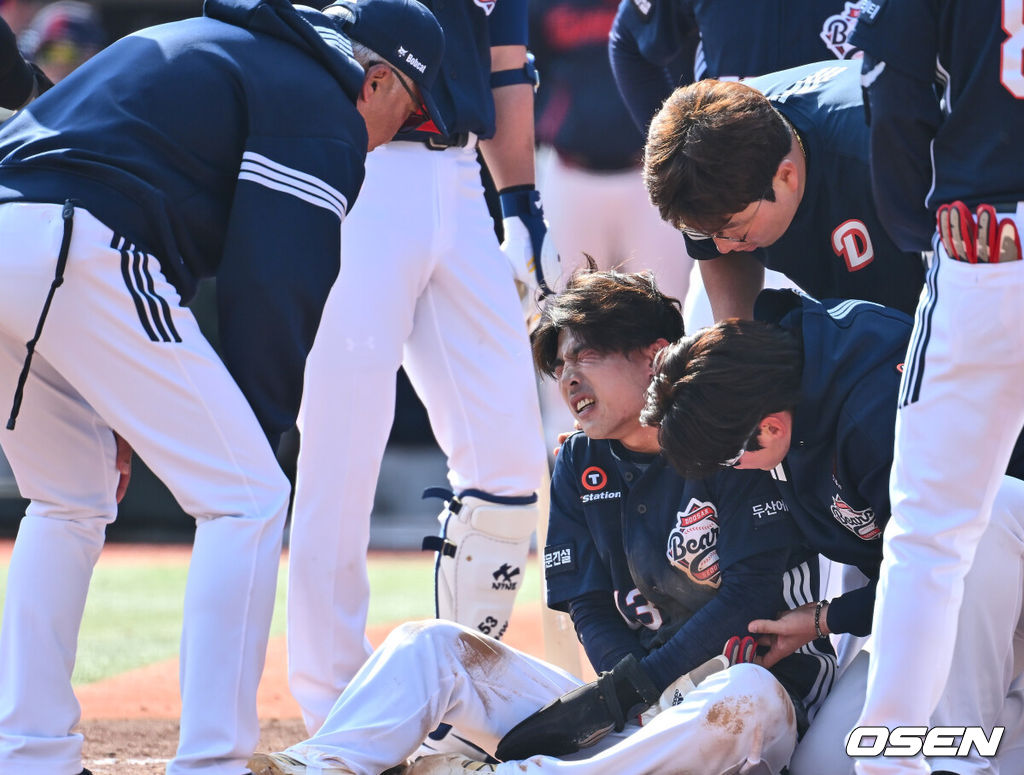 6일 부산 사직야구장에서 2025 신한 SOL 뱅크 KBO 리그 롯데 자이언츠와 두산 베어스의 경기가 열렸다. 홈팀 롯데는 데이비슨이, 방문팀 두산은 김유성이 선발로 출전했다.두산 베어스 이유찬이 4회초 1사 2,3루 양석환의 중견수 희생 플라이때 홈에서 롯데 자이언츠 유강남과 충돌한 후 괴로워하고 있다. 2025.04.06 / foto0307@osen.co.kr