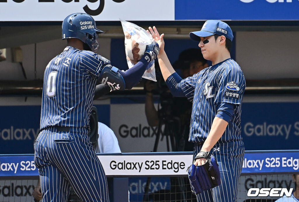 25일 대구삼성라이온즈파크에서 2025 신한 SOL 뱅크 KBO 리그 삼성 라이온즈와 KIA 타이거즈의 경기가 열렸다. 홈팀 삼성은 원태인이, 방문팀 KIA는 윤영철이 선발 출전했다. 삼성 라이온즈 디아즈가 1회말 2사 1루 우월 역전 2점 홈런을 치고 원태인과 하이파이브를 하고 있다. 2025.05.25 / foto0307@osen.co.kr