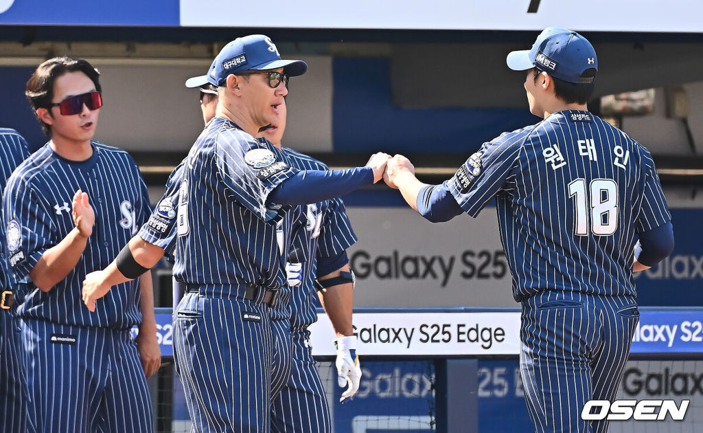 25일 대구삼성라이온즈파크에서 2025 신한 SOL 뱅크 KBO 리그 삼성 라이온즈와 KIA 타이거즈의 경기가 열렸다. 홈팀 삼성은 원태인이, 방문팀 KIA는 윤영철이 선발 출전했다. 삼성 라이온즈 선발 투수 원태인이 6회초 수비를 무실점으로 막고 하이파이브를 하고 있다. 2025.05.25 / foto0307@osen.co.kr