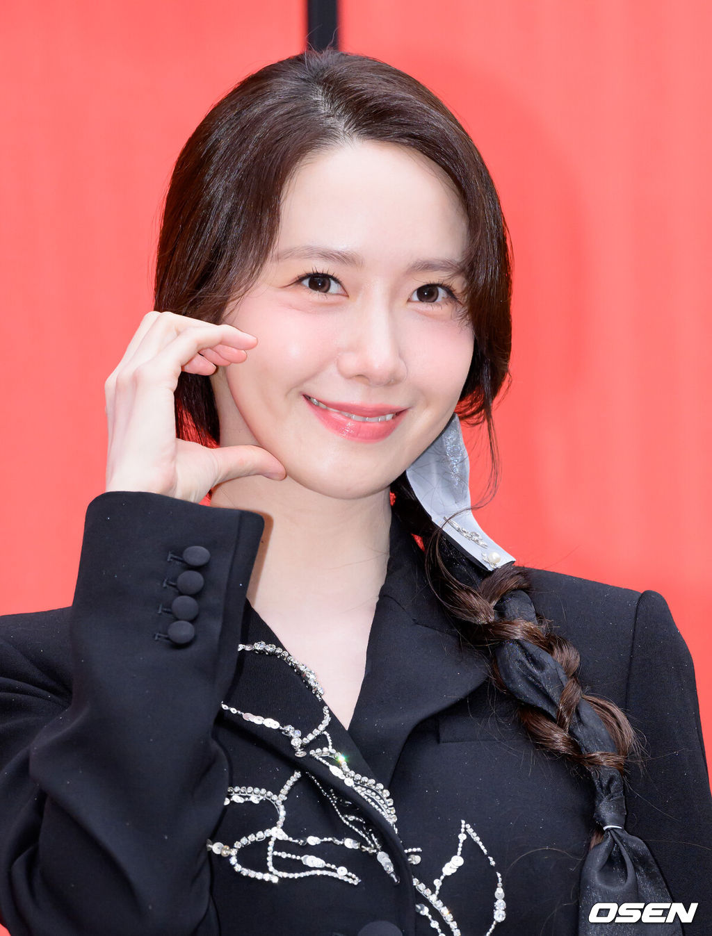 14일 오후 서울 한국 가구 박물관에서 글로벌 럭셔리 뷰티 브랜드의 연회 행사가 열렸다.한편 임윤아는 영화 ‘악마가 이사왔다’ 개봉을 앞두고 있다.배우 임윤아가 포즈를 취하고 있다. 2025.04.14 /sunday@osen.co.kr