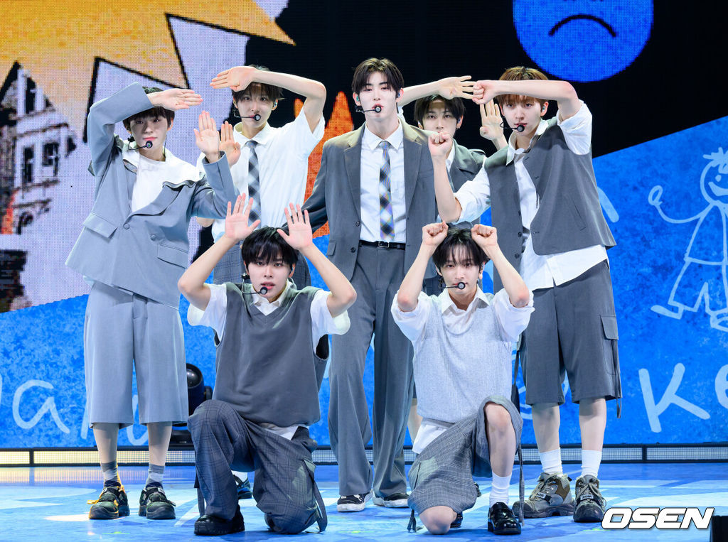 26일 오후 서울 광진구 예스24 라이브홀에서 JYP엔터테인먼트 차세대 보이그룹 킥플립(KickFlip) 미니 2집 'Kick Out, Flip Now!'(킥 아웃, 플립 나우!) 쇼케이스가 열렸다.킥플립은 1월 20일 데뷔 앨범 'Flip it, Kick it!'(플립 잇, 킥 잇!) 및 타이틀곡 'Mama Said (뭐가 되려고?)'(마마 세드) 이후 4개월 만에 초고속 컴백을 맞이한다. 신곡 'FREEZE'는 90년대 감성의 기타 리프 위 글리치합, 하이퍼팝 신스를 현대적으로 결합한 하이브리드 팝 펑크 기반의 댄스곡이다. 우리만의 비밀 아지트를 향해 질주하는 킥플립의 유쾌한 반항을 그렸다.그룹 킥플립이 신곡 무대를 선보이고 있다. 2025.05.26 /sunday@osen.co.kr