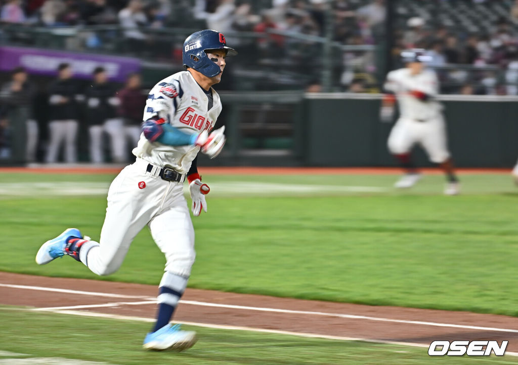 17일 부산 사직야구장에서 2025 신한 SOL 뱅크 KBO 리그 롯데 자이언츠와 키움 히어로즈의 경기가 열렸다. 홈팀 롯데는 박세웅, 방문팀 키움은 김윤하가 선발 출전했다.롯데 자이언츠 장두성이 2회말 1사 2,3루 중견수 앞 1타점 안타를 치고 진루하고 있다. 2025.04.17 / foto0307@osen.co.kr