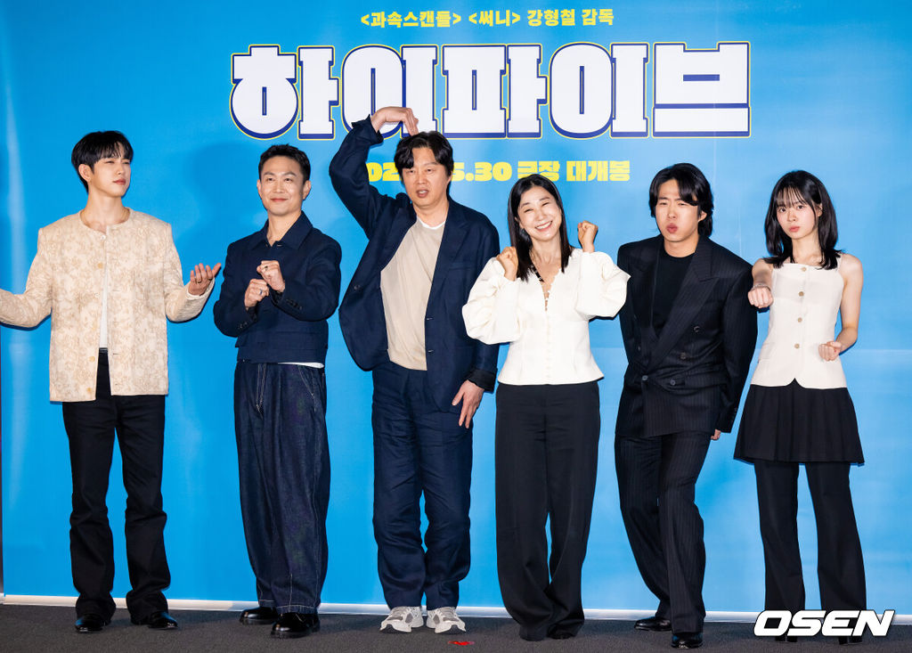 26일 오후 서울 용산아이파크몰 내 CGV 용산에서 영화 '하이파이브'(감독 강형철) 언론시사회가 진행됐다.배우 이재인과 안재홍, 라미란 등이 출연하는 영화 '하이파이브'는 장기이식으로 우연히 각기 다른 초능력을 얻게 된 다섯 명이 그들의 능력을 탐하는 자들과 만나 벌어지는 이야기를 그린 코믹 액션 활극으로 오는 30일 개봉된다.출연배우들이 포즈를 취하고 있다.  2025.05.26 / soul1014@osen.co.kr