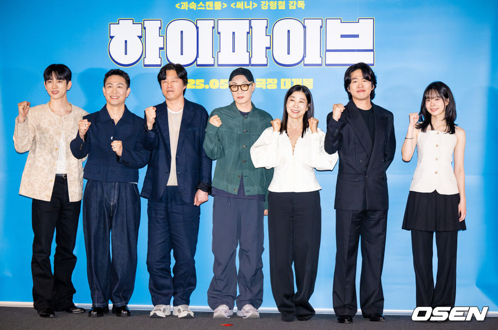 26일 오후 서울 용산아이파크몰 내 CGV 용산에서 영화 '하이파이브'(감독 강형철) 언론시사회가 진행됐다.배우 이재인과 안재홍, 라미란 등이 출연하는 영화 '하이파이브'는 장기이식으로 우연히 각기 다른 초능력을 얻게 된 다섯 명이 그들의 능력을 탐하는 자들과 만나 벌어지는 이야기를 그린 코믹 액션 활극으로 오는 30일 개봉된다.출연배우들과 강형철 감독이 포즈를 취하고 있다. 2025.05.26 / soul1014@osen.co.kr