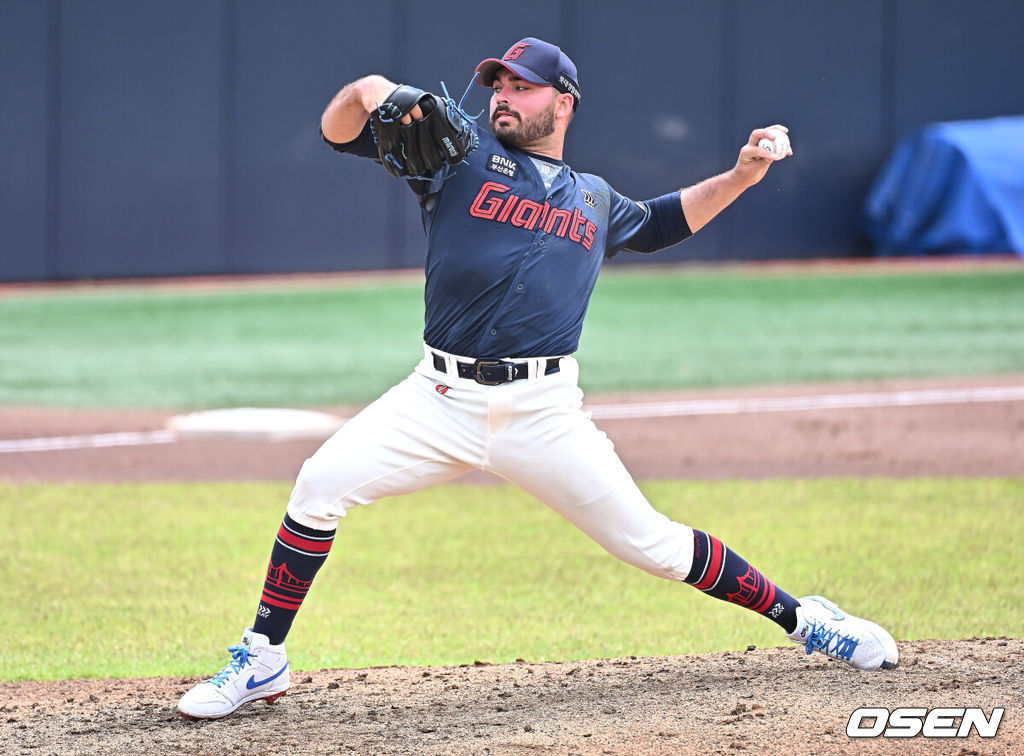 21일 경산 삼성라이온즈볼파크에서 2025 KBO 퓨처스리그 삼성 라이온즈와 롯데 자이언츠의 경기가 열렸다. 홈팀 삼성은 최예한이, 방문팀 롯데는 감보아가 선발 출전했다. 롯데 자이언츠 새 외국인 투수 감보아가 선발로 출전해 역투하고 있다. 2025.05.21 / foto0307@osen.co.kr