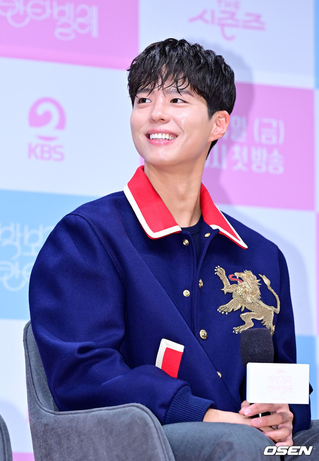11일 오후 서울 영등포구 KBS아트홀에서 KBS2 '더 시즌즈 - 박보검의 칸타빌레' 제작발표회가 열렸다.‘더 시즌즈’는 2023년 2월부터 KBS 심야 음악 프로그램 최초로 시즌제 방식을 도입해 한 아티스트가 3개월을 진행하고 있다. 7번째 주인공은 박보검이다. ‘뮤직뱅크’ MC로도 나섰던 그가 본격 음악 프로그램의 MC로 나선 것은 이번이 처음이다. 박보검이 기자간담회에서 미소짓고 있다. 2025.03.11 / rumi@osen.co.kr