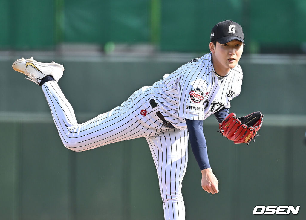 18일 부산 사직야구장에서 2025 신한 SOL 뱅크 KBO 리그 롯데 자이언츠와 삼성 라이온즈의 경기가 열렸다. 홈팀 롯데는 데이비슨, 방문팀 삼성은 이승현이 선발 출전했다.롯데 자이언츠 최준용이 역투하고 있다. 2025.05.18 / foto0307@osen.co.kr