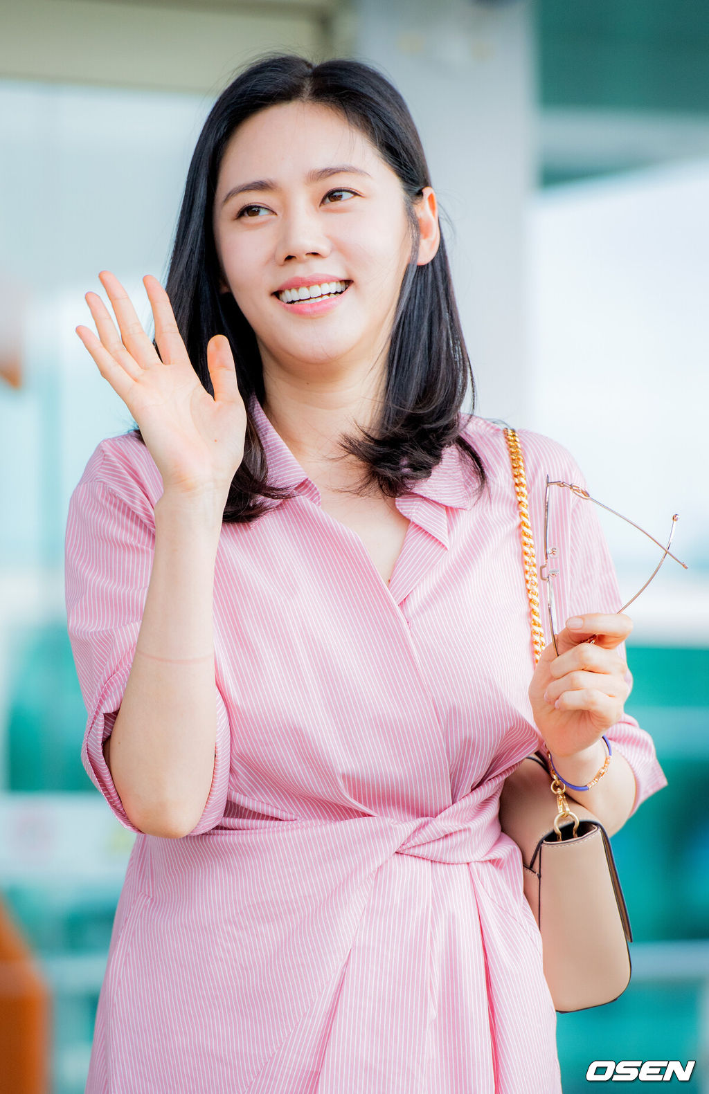 배우 추자현이 5일 오후 화보촬영을 위해 인천공항을 통해 인도네시아 발리로 출국했다.추자현이 출국하며 포즈를 취하고 있다. /dreamer@osen.co.kr