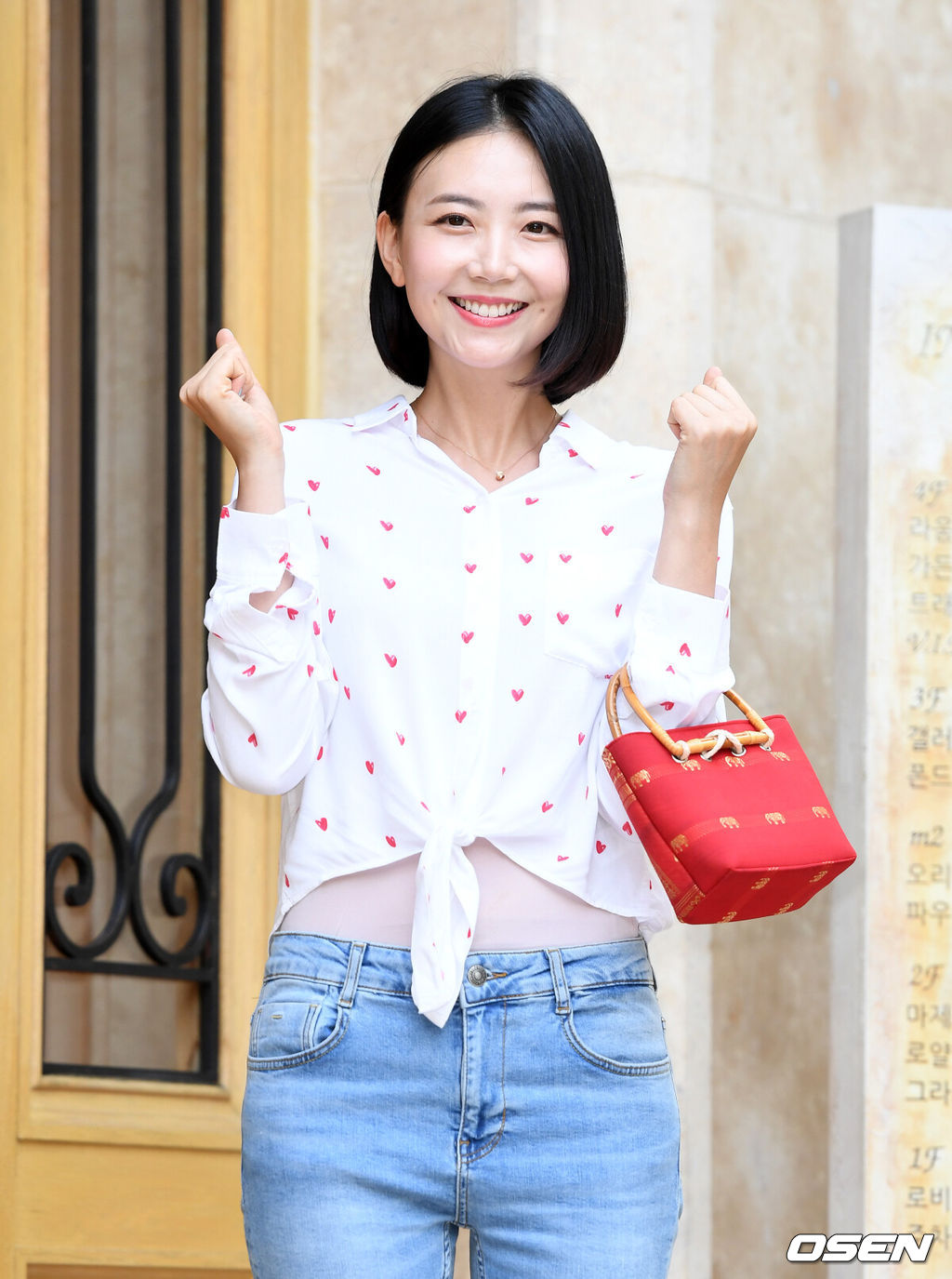 5일 오후 서울 강남구 라움에서 MBC 수목미니시리즈 '봄밤' 종방연이 열렸다.배우 임성언이 종방연 장소로 이동하며 팬과 취재진을 향해 인사를 하고 있다. /sunday@osen.co.kr