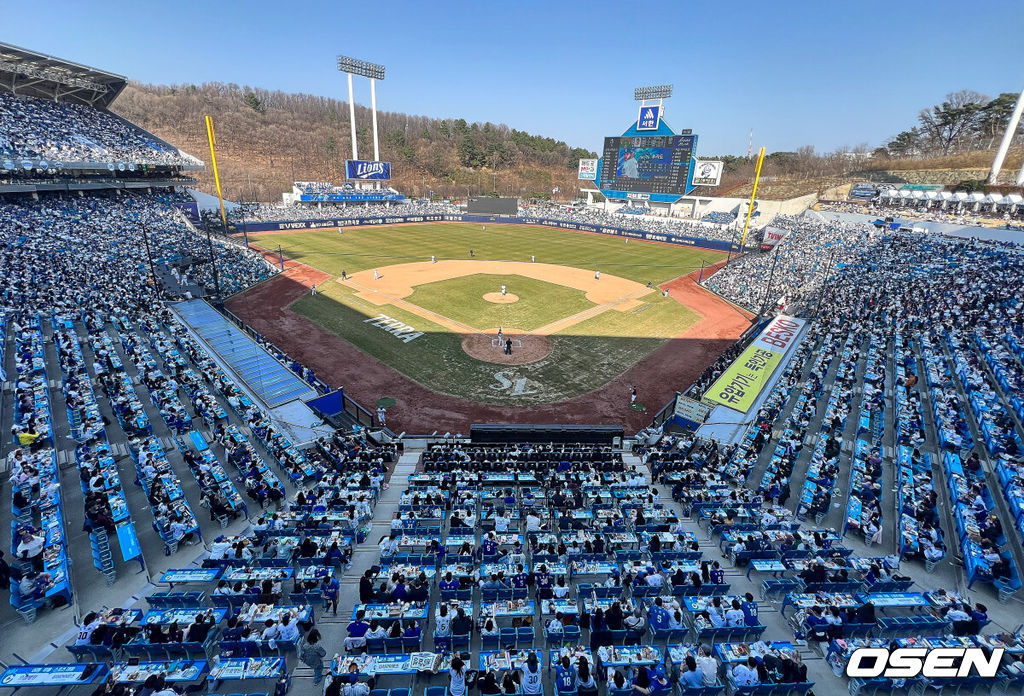 22일 대구삼성라이온즈파크에서 2025 신한 SOL 뱅크 KBO 리그 삼성 라이온즈와 키움 히어로즈의 경기가 열렸다. 홈팀 삼성은 후라도가 방문팀 키움은 로젠버그가 선발 출전했다. 대구삼성라이온즈파크를 가득 메운 야구팬들이 응원을 하고 있다. 2025.03.22 / foto0307@osen.co.kr