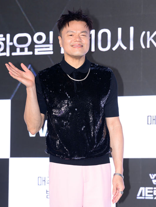 27일 오전 서울 강남구 SJ쿤스트할레에서 Mnet ‘월드 오브 스트릿 우먼 파이터’ 제작발표회가 열렸다.‘월드 오브 스우파’는 Mnet 메가 히트작 ‘스트릿 우먼 파이터’의 세 번째 시즌으로, 한국을 포함해 뉴질랜드, 미국, 일본, 호주까지 총 5개국 국가대항전으로 시청자들을 만날 예정이다. Mnet ‘월드 오브 스우파’는 오는 5월 27일(화) 오후 10시 첫 방송된다. 박진영이 포토타임을 가지고 있다. 2025.05.27 /sunday@osen.co.kr