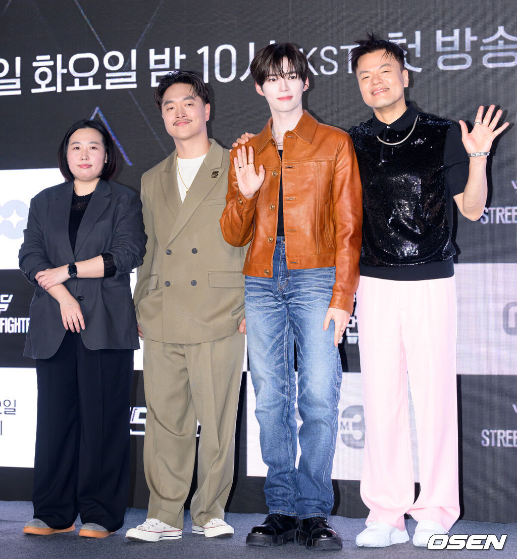 27일 오전 서울 강남구 SJ쿤스트할레에서 Mnet ‘월드 오브 스트릿 우먼 파이터’ 제작발표회가 열렸다.‘월드 오브 스우파’는 Mnet 메가 히트작 ‘스트릿 우먼 파이터’의 세 번째 시즌으로, 한국을 포함해 뉴질랜드, 미국, 일본, 호주까지 총 5개국 국가대항전으로 시청자들을 만날 예정이다. Mnet ‘월드 오브 스우파’는 오는 5월 27일(화) 오후 10시 첫 방송된다. 최정남 PD, 마이크 송, 성한빈, 박진영이 포토타임을 가지고 있다. 2025.05.27 /sunday@osen.co.kr
