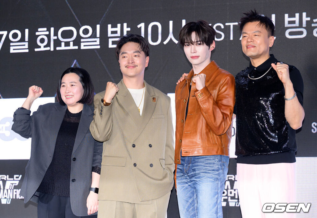 27일 오전 서울 강남구 SJ쿤스트할레에서 Mnet ‘월드 오브 스트릿 우먼 파이터’ 제작발표회가 열렸다.‘월드 오브 스우파’는 Mnet 메가 히트작 ‘스트릿 우먼 파이터’의 세 번째 시즌으로, 한국을 포함해 뉴질랜드, 미국, 일본, 호주까지 총 5개국 국가대항전으로 시청자들을 만날 예정이다. Mnet ‘월드 오브 스우파’는 오는 5월 27일(화) 오후 10시 첫 방송된다. 최정남 PD, 마이크 송, 성한빈, 박진영이 포토타임을 가지고 있다. 2025.05.27 /sunday@osen.co.kr