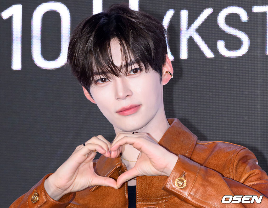 27일 오전 서울 강남구 SJ쿤스트할레에서 Mnet ‘월드 오브 스트릿 우먼 파이터’ 제작발표회가 열렸다.‘월드 오브 스우파’는 Mnet 메가 히트작 ‘스트릿 우먼 파이터’의 세 번째 시즌으로, 한국을 포함해 뉴질랜드, 미국, 일본, 호주까지 총 5개국 국가대항전으로 시청자들을 만날 예정이다. Mnet ‘월드 오브 스우파’는 오는 5월 27일(화) 오후 10시 첫 방송된다. 제로베이스원 성한빈이 포토타임을 가지고 있다. 2025.05.27 /sunday@osen.co.kr