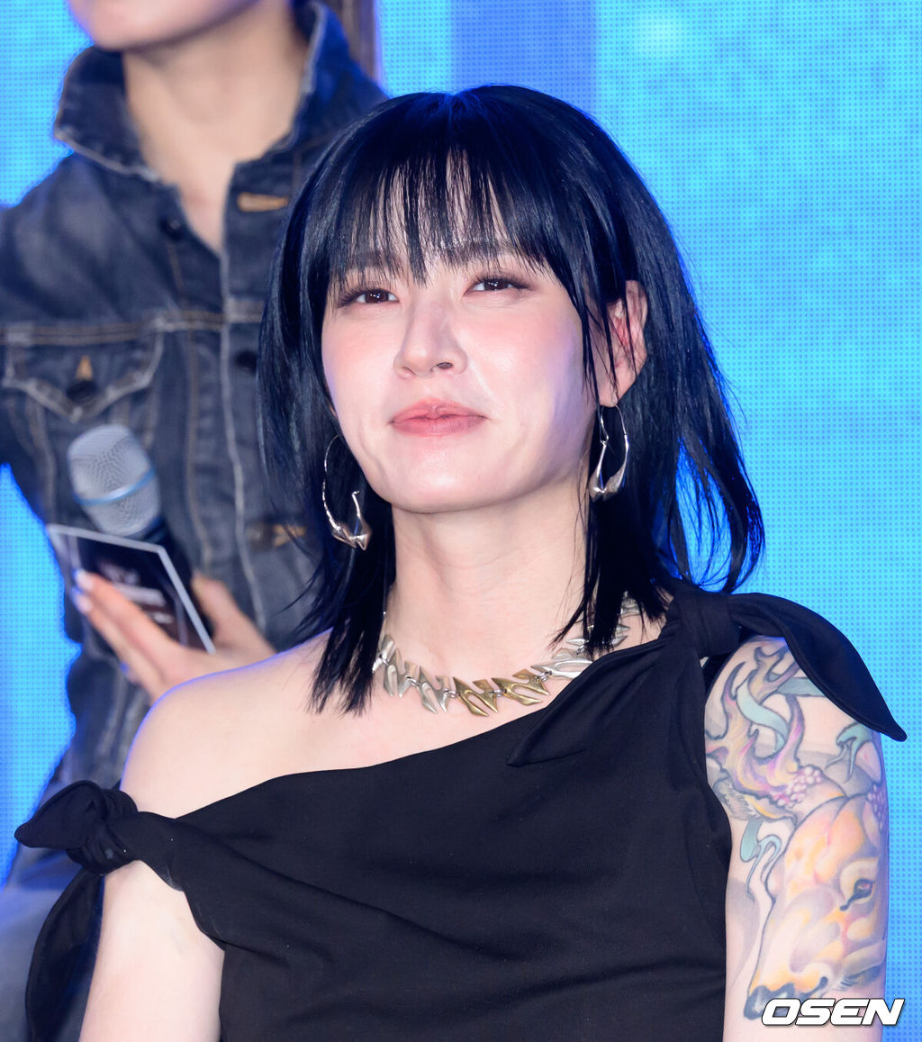 27일 오전 서울 강남구 SJ쿤스트할레에서 Mnet ‘월드 오브 스트릿 우먼 파이터’ 제작발표회가 열렸다.‘월드 오브 스우파’는 Mnet 메가 히트작 ‘스트릿 우먼 파이터’의 세 번째 시즌으로, 한국을 포함해 뉴질랜드, 미국, 일본, 호주까지 총 5개국 국가대항전으로 시청자들을 만날 예정이다. Mnet ‘월드 오브 스우파’는 오는 5월 27일(화) 오후 10시 첫 방송된다. 댄스팀 범접 모니카가 취재진의 질문을 듣고 있다. 2025.05.27 /sunday@osen.co.kr