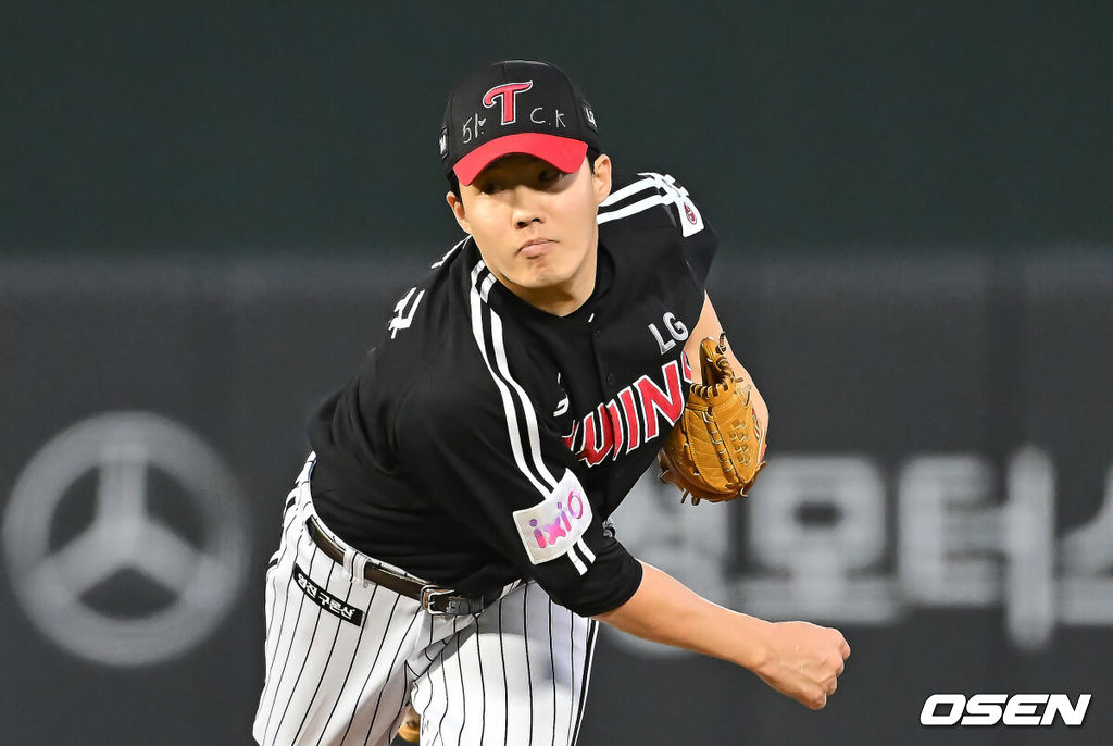 21일 부산 사직야구장에서 2025 신한 SOL 뱅크 KBO 리그 롯데 자이언츠와 LG 트윈스의 경기가 열렸다. 홈팀 롯데는 나균안이, 방문팀 LG는 임찬규가 선발 출전했다.LG 트윈스 선발 투수 임찬규가 역투하고 있다. 2025.05.21 / foto0307@osen.co.kr