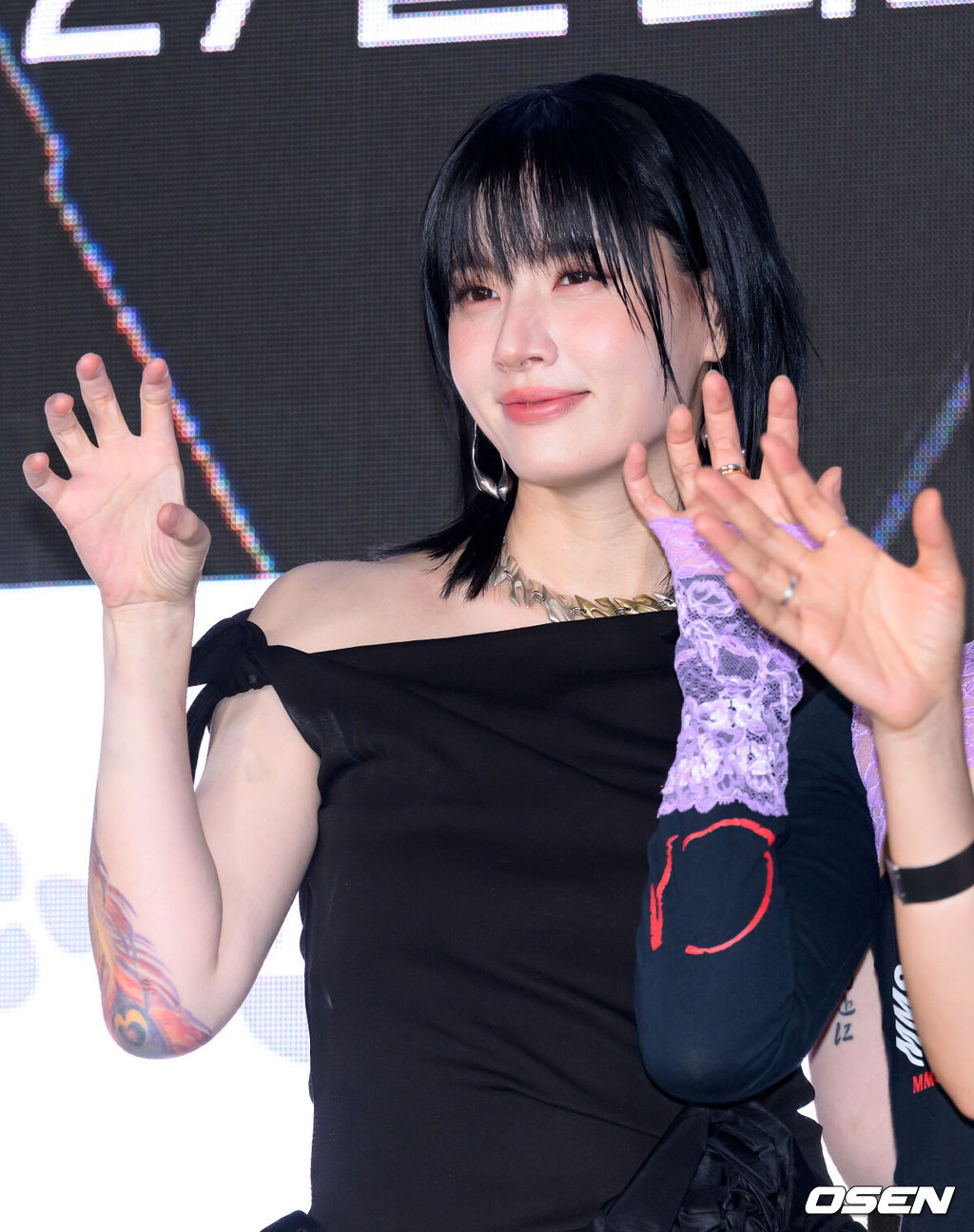 27일 오전 서울 강남구 SJ쿤스트할레에서 Mnet ‘월드 오브 스트릿 우먼 파이터’ 제작발표회가 열렸다.‘월드 오브 스우파’는 Mnet 메가 히트작 ‘스트릿 우먼 파이터’의 세 번째 시즌으로, 한국을 포함해 뉴질랜드, 미국, 일본, 호주까지 총 5개국 국가대항전으로 시청자들을 만날 예정이다. Mnet ‘월드 오브 스우파’는 오는 5월 27일(화) 오후 10시 첫 방송된다. 댄스팀 범접 모니카가 포토타임을 가지고 있다. 2025.05.27 /sunday@osen.co.kr