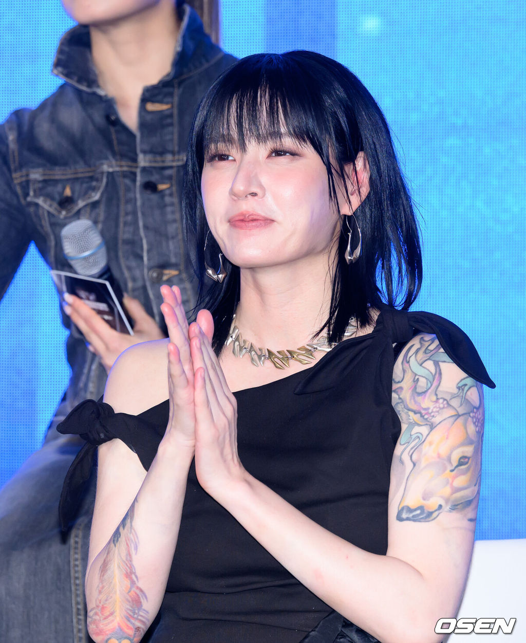 27일 오전 서울 강남구 SJ쿤스트할레에서 Mnet ‘월드 오브 스트릿 우먼 파이터’ 제작발표회가 열렸다.‘월드 오브 스우파’는 Mnet 메가 히트작 ‘스트릿 우먼 파이터’의 세 번째 시즌으로, 한국을 포함해 뉴질랜드, 미국, 일본, 호주까지 총 5개국 국가대항전으로 시청자들을 만날 예정이다. Mnet ‘월드 오브 스우파’는 오는 5월 27일(화) 오후 10시 첫 방송된다. 댄스팀 범접 모니카가 취재진의 질문을 듣고 있다. 2025.05.27 /sunday@osen.co.kr