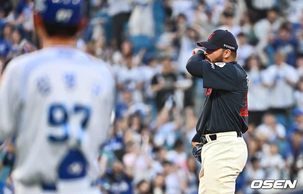 27일 대구삼성라이온즈파크에서 2025 신한 SOL 뱅크 KBO 리그 삼성 라이온즈와 롯데 자이언츠의 경기가 열렸다. 홈팀 삼성은 후라도가, 방문팀 롯데는 감보아가 선발 출전했다. 롯데 자이언츠 감보아가 2회말 2사 만루 긴 투구 동작을 틈타 3중 도루를 허용하고 아쉬워하고 있다. 2025.05.27 / foto0307@osen.co.kr