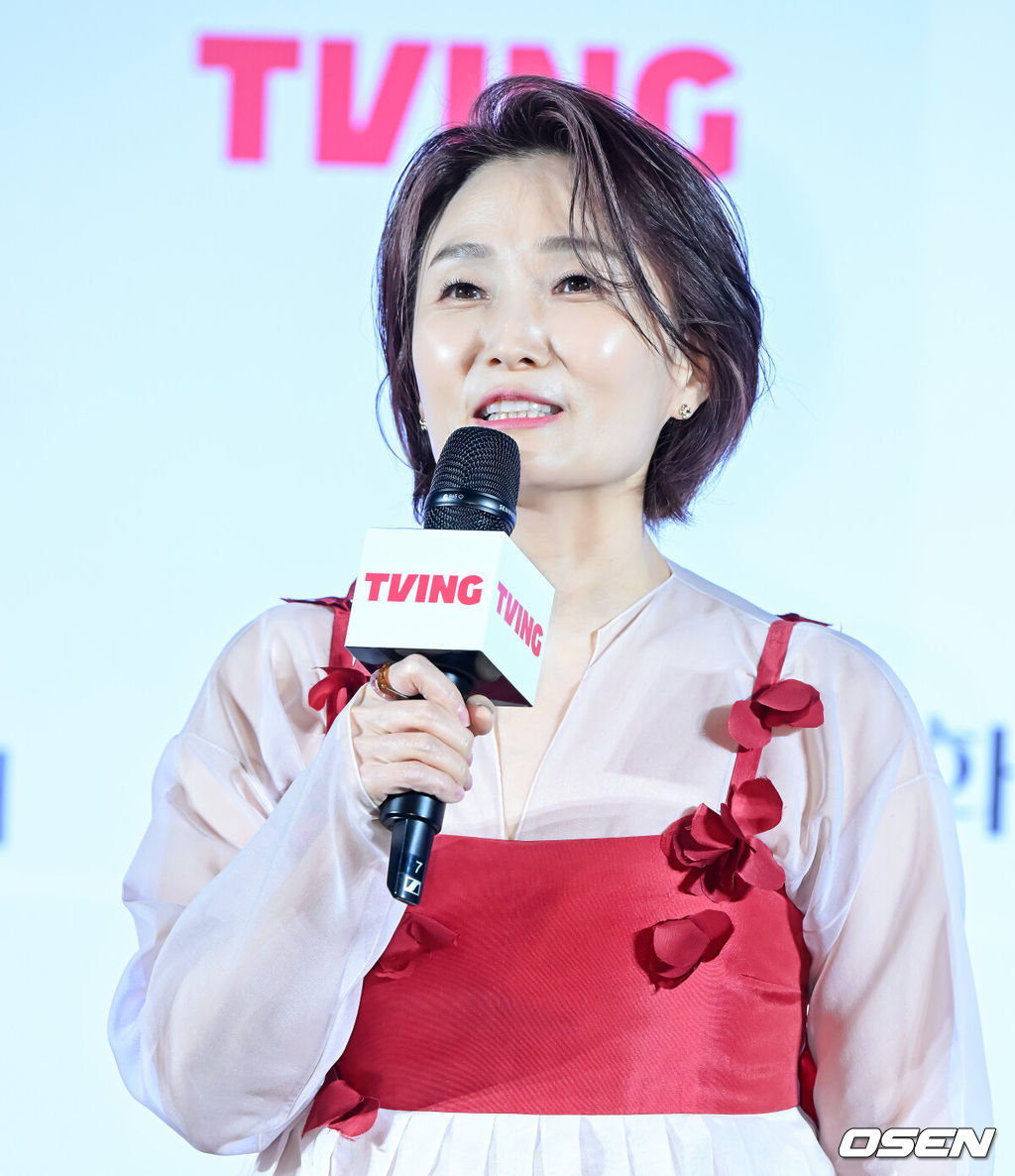 5일 오후 서울 용산구 한강로동 CGV 용산아이파크몰에서 티빙 오리지널 시리즈 ‘춘화연애담’ 제작발표회가 열렸다.'춘화연애담'은 파격적인 연담집 ‘춘화연애담’으로 도성이 들썩이는 가운데 첫사랑에 실패한 공주 화리(고아라 분)가 직접 부마를 찾겠다는 선언에 도성 최고 바람둥이 환(장률 분)과 1등 신랑감 장원(강찬희 분)이 휘말리게 되면서 벌어지는 로맨틱 청춘사극으로 오는 2월 6일(목) 첫 공개를 앞두고 있다.방송인 박경림이 진행을 하고 있다. 2025.02.05/ jpnews@osen.co.kr