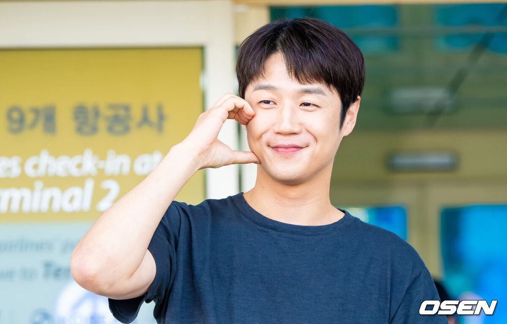 tvN 토일드라마 ‘언젠가는 슬기로울 전공의생활’(이하 '언슬전') 출연진들이 26일 오전 인천국제공항을 통해 포상휴가 일정 참석 차 인도네시아 발리로 출국했다.'언슬전'은 생과 사가 공존하는 산부인과에서 인생의 시작과 끝을 마주하며 성장하는 청춘들의 이야기로 지난 18일 최종회에서 자체 최고 시청률을 기록하며 성공적으로 막을 내렸다.배우 정준원이 출국 앞두고 포즈를 취하고 있다.  2025.05.26 / soul1014@osen.co.kr