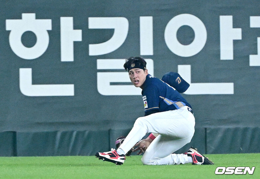 27일 인천 SSG랜더스필드에서 ‘2025 신한 SOL Bank KBO리그’ SSG 랜더스와 NC 다이노스의 경기가 열렸다.이날 홈팀 SSG는 드류 앤더슨, 방문팀 NC는 신민혁을 선발투수로 내세웠다.연장 11회말 무사 1루 상황 SSG 박성한의 뜬공 타구를 NC 중견수 천재환이 몸을 날려 잡아내고 있다. 2025.05.27 / dreamer@osen.co.kr