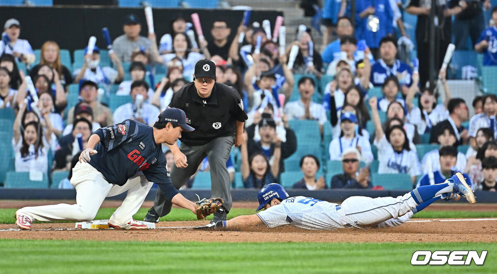 27일 대구삼성라이온즈파크에서 2025 신한 SOL 뱅크 KBO 리그 삼성 라이온즈와 롯데 자이언츠의 경기가 열렸다. 홈팀 삼성은 후라도가, 방문팀 롯데는 감보아가 선발 출전했다. 삼성 라이온즈 김지찬이 2회말 2사 만루 롯데 자이언츠 감보아의 긴 투구 동작에 3중 도루를 시도해 3루에서 세이프되고 있다. 2025.05.27 / foto0307@osen.co.kr
