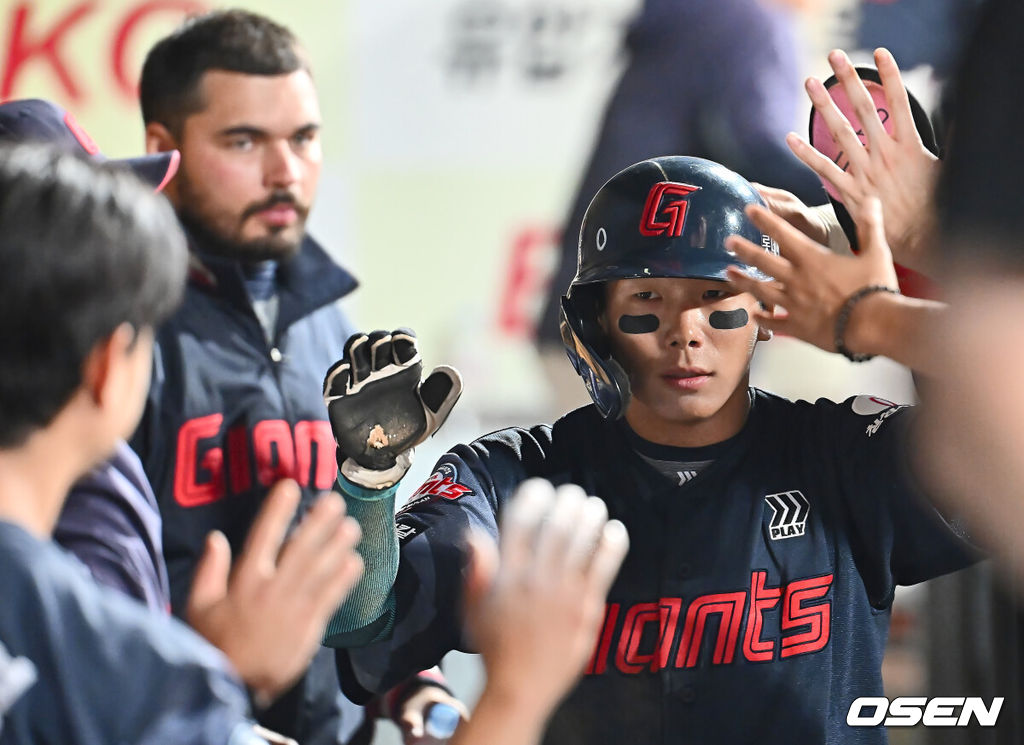 27일 대구삼성라이온즈파크에서 2025 신한 SOL 뱅크 KBO 리그 삼성 라이온즈와 롯데 자이언츠의 경기가 열렸다. 홈팀 삼성은 후라도가, 방문팀 롯데는 감보아가 선발 출전했다. 롯데 자이언츠 장두성이 8회초 1사 2루 레이예스의 우익수 오른쪽 1타점 2루타때 득점을 올리고 하이파이브를 하고 있다. 2025.05.27 / foto0307@osen.co.kr