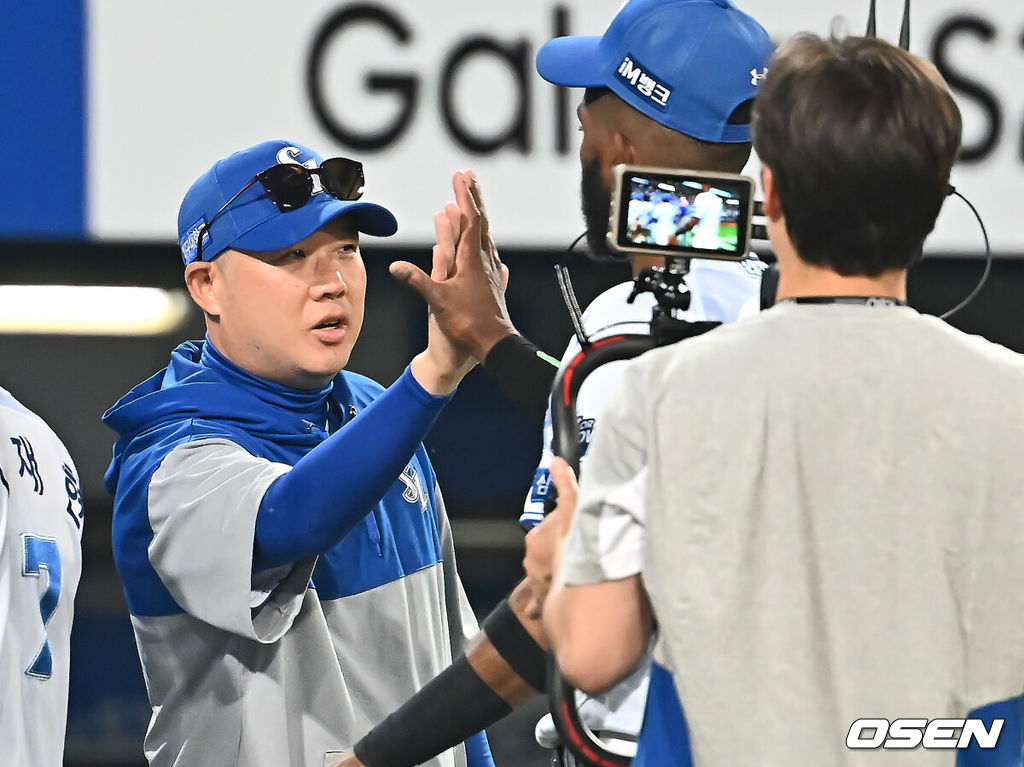 27일 대구삼성라이온즈파크에서 2025 신한 SOL 뱅크 KBO 리그 삼성 라이온즈와 롯데 자이언츠의 경기가 열렸다. 홈팀 삼성은 후라도가, 방문팀 롯데는 감보아가 선발 출전했다. 삼성 라이온즈 박진만 감독이 롯데 자이언츠에 7-3으로 승리한 후 디아즈와 하이파이브를 하고 있다. 2025.05.27 / foto0307@osen.co.kr