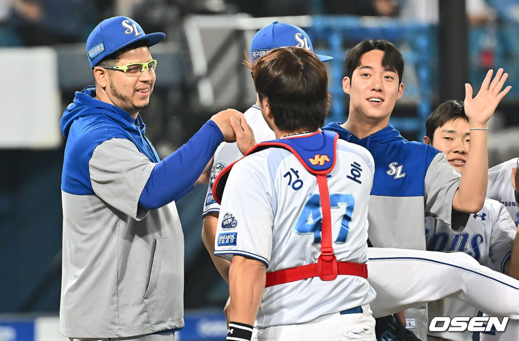 27일 대구삼성라이온즈파크에서 2025 신한 SOL 뱅크 KBO 리그 삼성 라이온즈와 롯데 자이언츠의 경기가 열렸다. 홈팀 삼성은 후라도가, 방문팀 롯데는 감보아가 선발 출전했다. 삼성 라이온즈 후라도가 롯데 자이언츠에 7-3으로 승리한 후 강민호와 기쁨을 나누고 있다. 2025.05.27 / foto0307@osen.co.kr