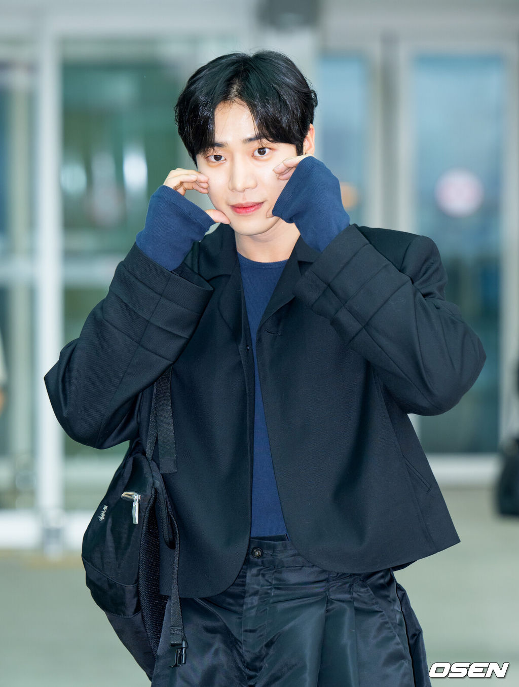 9일 오전 배우 추영우가 해외일정 참석 차 인천국제공항을 통해 일본 도쿄로 출국했다. 추영우는 최근 제61회 백상예술대상에서 ‘옥씨부인전’으로 방송 부분 남자 신인 연기상을 수상했다. 배우 추영우가 취재진을 향해 포즈를 취하고 있다. 2025.05.09 / ksl0919@osen.co.kr  