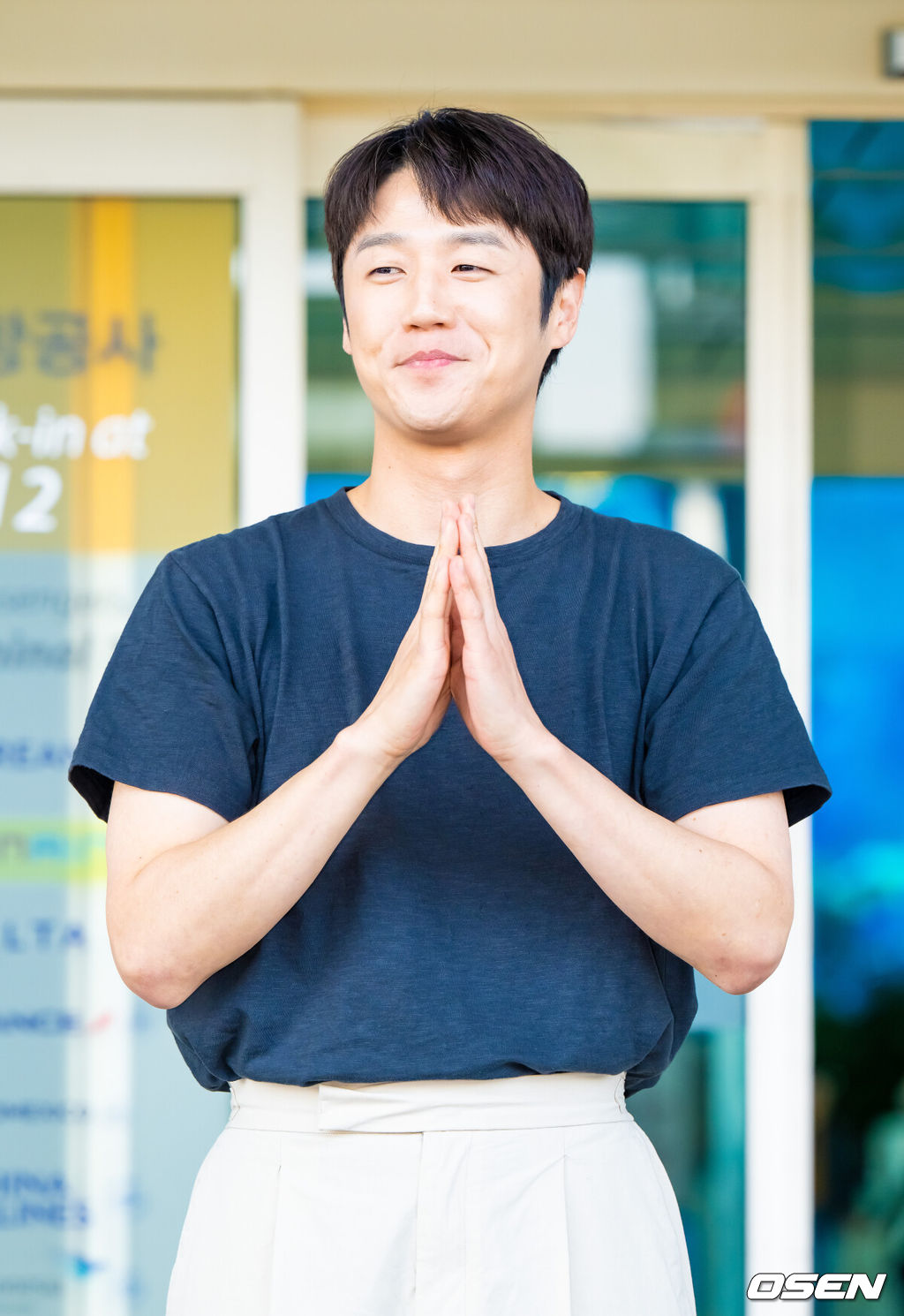 tvN 토일드라마 ‘언젠가는 슬기로울 전공의생활’(이하 '언슬전') 출연진들이 26일 오전 인천국제공항을 통해 포상휴가 일정 참석 차 인도네시아 발리로 출국했다.'언슬전'은 생과 사가 공존하는 산부인과에서 인생의 시작과 끝을 마주하며 성장하는 청춘들의 이야기로 지난 18일 최종회에서 자체 최고 시청률을 기록하며 성공적으로 막을 내렸다.배우 정준원이 출국 앞두고 포즈를 취하고 있다.  2025.05.26 / soul1014@osen.co.kr