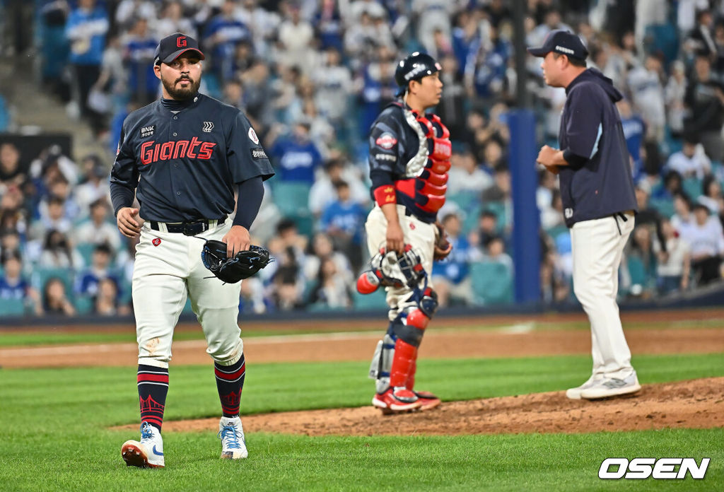 27일 대구삼성라이온즈파크에서 2025 신한 SOL 뱅크 KBO 리그 삼성 라이온즈와 롯데 자이언츠의 경기가 열렸다. 홈팀 삼성은 후라도가, 방문팀 롯데는 감보아가 선발 출전했다. 롯데 자이언츠 감보아가 5회말 교체되고 있다. 2025.05.27 / foto0307@osen.co.kr