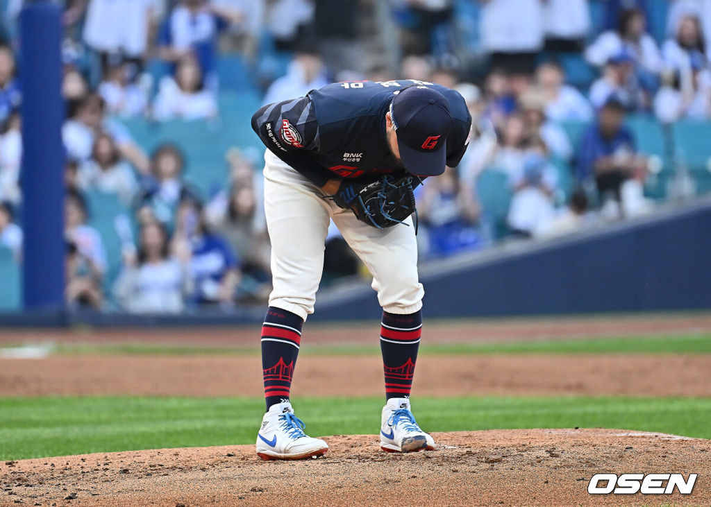 27일 대구삼성라이온즈파크에서 2025 신한 SOL 뱅크 KBO 리그 삼성 라이온즈와 롯데 자이언츠의 경기가 열렸다. 홈팀 삼성은 후라도가, 방문팀 롯데는 감보아가 선발 출전했다. 롯데 자이언츠 선발 투수 감보아가 독특한 투구 동작을 보이고 있다. 2025.05.27 / foto0307@osen.co.kr