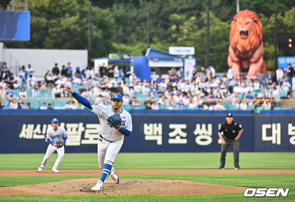 27일 대구삼성라이온즈파크에서 2025 신한 SOL 뱅크 KBO 리그 삼성 라이온즈와 롯데 자이언츠의 경기가 열렸다. 홈팀 삼성은 후라도가, 방문팀 롯데는 감보아가 선발 출전했다. 삼성 라이온즈 선발 투수 후라도가 역투하고 있다. 2025.05.27 / foto0307@osen.co.kr