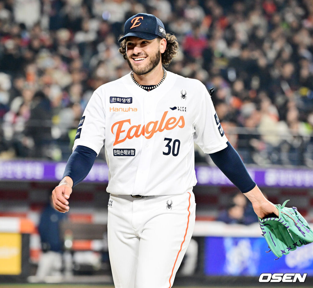 3일 오후 대전한화생명볼파크에서 ‘2025 신한 SOL Bank KBO리그’ 한화 이글스와 롯데 자이언츠의 경기가 열렸다.홈팀 한화는 폰세를, 어웨이팀 롯데는 나균안을 선발로 내세웠다.4회초를 마친 한화 선발 폰세가 덕아웃으로 향하며 미소짓고 있다. 2025.04.03 / rumi@osen.co.kr