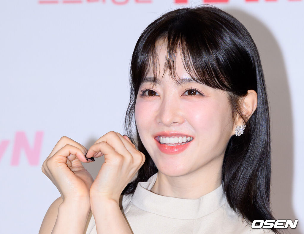 21일 오후 서울 CGV영등포에서 tvN 새 토일드라마 '미지의 서울' 제작발표회가 열렸다.‘미지의 서울’은 얼굴 빼고 모든 게 다른 쌍둥이 자매가 인생을 맞바꾸는 거짓말로 진짜 사랑과 인생을 찾아가는 로맨틱 성장 드라마로 오는 24일(토) 밤 9시 20분에 첫 방송된다.배우 박보영이 포토타임을 가지고 있다. 2025.05.21 /sunday@osen.co.kr