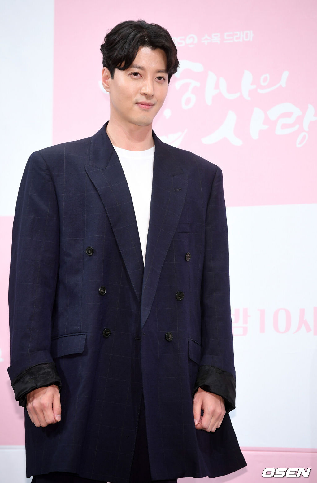 21일 오후 서울 강남구 논현동 임피리얼 팰리스 서울 셀레나홀에서 KBS2 수목 드라마 '단, 하나의 사랑' 제작발표회가 열렸다.무대 위에서 이동건이 입장하며 포즈를 취하고 있다. /rumi@osen.co.kr