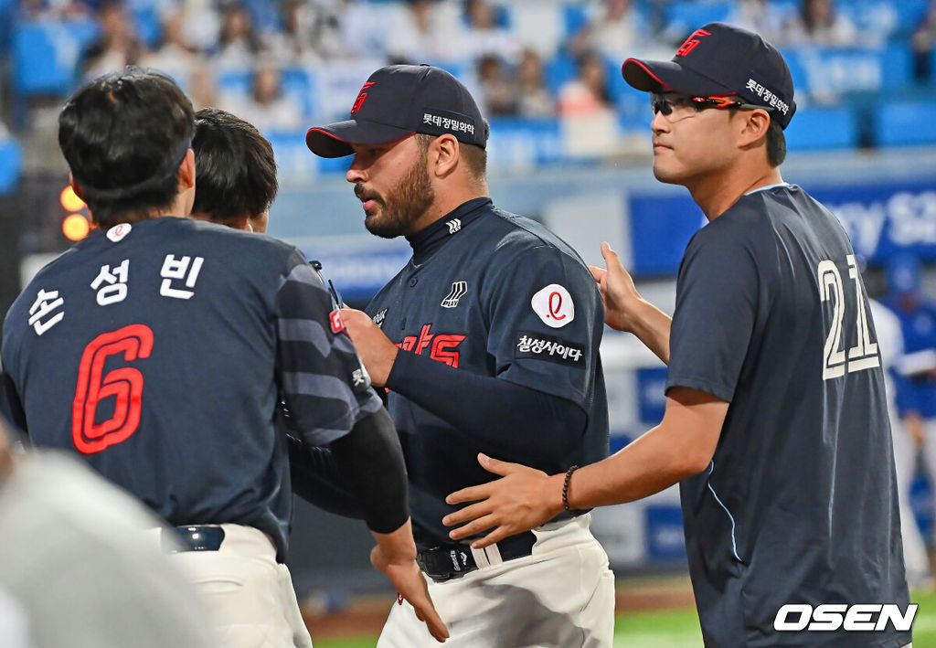 27일 대구삼성라이온즈파크에서 2025 신한 SOL 뱅크 KBO 리그 삼성 라이온즈와 롯데 자이언츠의 경기가 열렸다. 홈팀 삼성은 후라도가, 방문팀 롯데는 감보아가 선발 출전했다. 롯데 자이언츠 감보아가 5회말 교체되고 있다. 2025.05.27 / foto0307@osen.co.kr