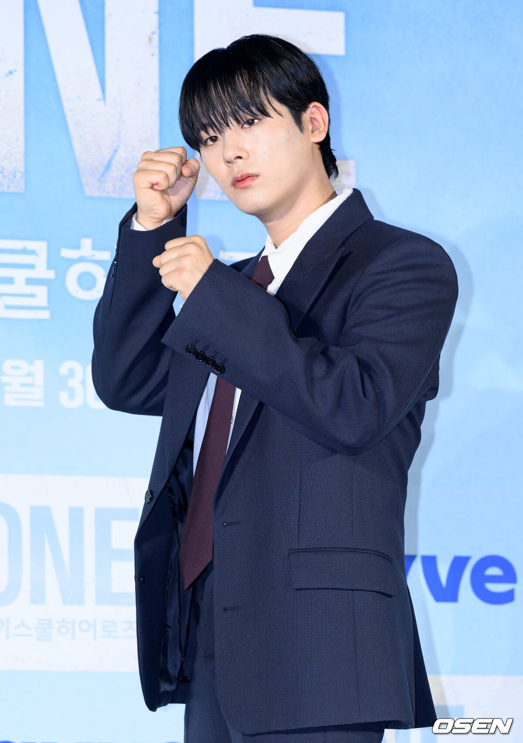 28일 서울 광진구 롯데시네마 건대입구에서 웨이브 오리지널 'ONE : 하이스쿨 히어로즈' 제작발표회가 열렸다.‘ONE : 하이스쿨 히어로즈’는 아버지의 억압에 시달리던 전교 1등 의겸(이정하)과 그의 천부적인 싸움 재능을 이용하려는 윤기(김도완)가 복면을 쓴 ‘하이스쿨 히어로즈’를 결성해 억눌린 분노를 폭발시켜 학교 폭력 서열을 뒤엎는 하이스쿨 액션 드라마다.배우 이정하가 포토타임을 하고 있다. 2025.05.28 /sunday@osen.co.kr