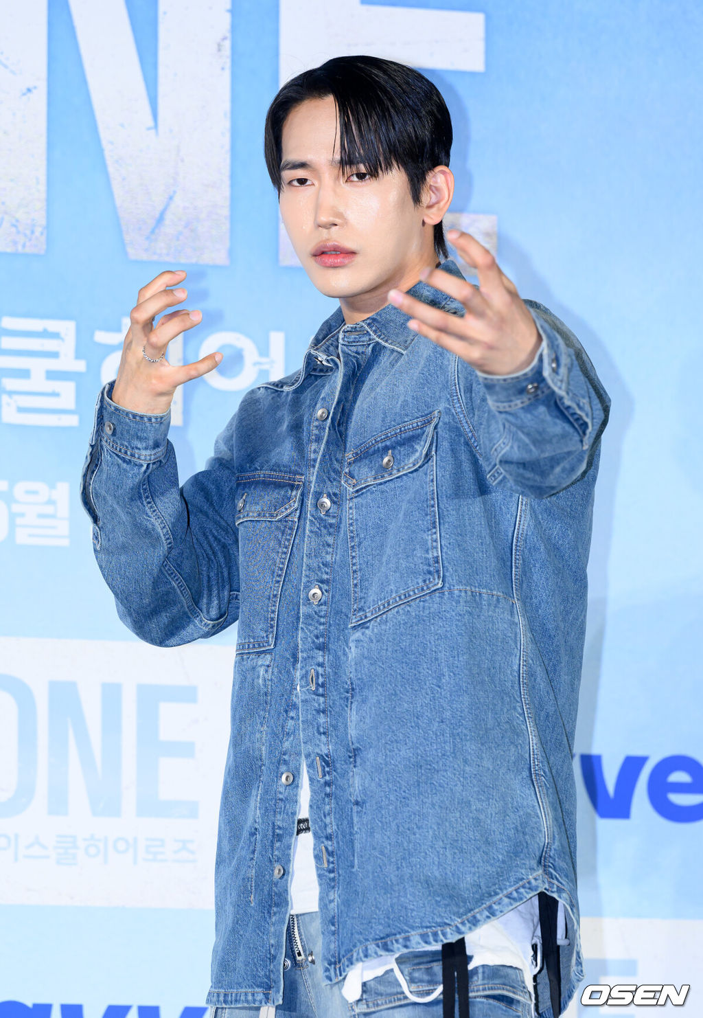 28일 서울 광진구 롯데시네마 건대입구에서 웨이브 오리지널 'ONE : 하이스쿨 히어로즈' 제작발표회가 열렸다.‘ONE : 하이스쿨 히어로즈’는 아버지의 억압에 시달리던 전교 1등 의겸(이정하)과 그의 천부적인 싸움 재능을 이용하려는 윤기(김도완)가 복면을 쓴 ‘하이스쿨 히어로즈’를 결성해 억눌린 분노를 폭발시켜 학교 폭력 서열을 뒤엎는 하이스쿨 액션 드라마다.배우 육준서가 포토타임을 하고 있다. 2025.05.28 /sunday@osen.co.kr