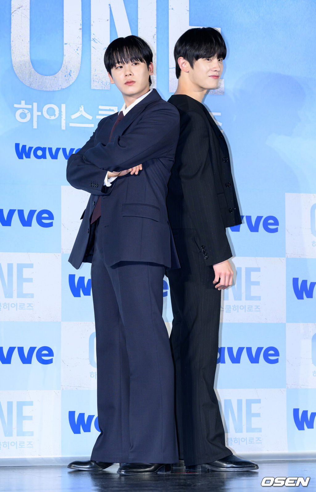 28일 서울 광진구 롯데시네마 건대입구에서 웨이브 오리지널 'ONE : 하이스쿨 히어로즈' 제작발표회가 열렸다.‘ONE : 하이스쿨 히어로즈’는 아버지의 억압에 시달리던 전교 1등 의겸(이정하)과 그의 천부적인 싸움 재능을 이용하려는 윤기(김도완)가 복면을 쓴 ‘하이스쿨 히어로즈’를 결성해 억눌린 분노를 폭발시켜 학교 폭력 서열을 뒤엎는 하이스쿨 액션 드라마다.배우 이정하와 김도완이 포토타임을 하고 있다. 2025.05.28 /sunday@osen.co.kr