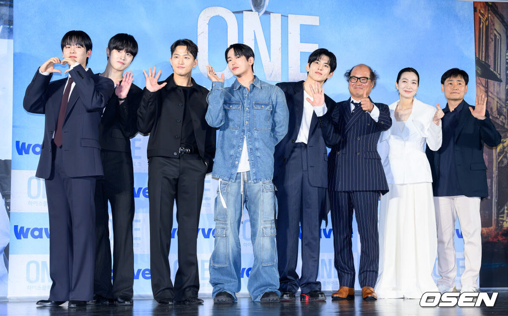 28일 서울 광진구 롯데시네마 건대입구에서 웨이브 오리지널 'ONE : 하이스쿨 히어로즈' 제작발표회가 열렸다.‘ONE : 하이스쿨 히어로즈’는 아버지의 억압에 시달리던 전교 1등 의겸(이정하)과 그의 천부적인 싸움 재능을 이용하려는 윤기(김도완)가 복면을 쓴 ‘하이스쿨 히어로즈’를 결성해 억눌린 분노를 폭발시켜 학교 폭력 서열을 뒤엎는 하이스쿨 액션 드라마다.배우 이정하, 김도완, 유희제, 육준서, 임성균, 김상호, 김주령, 이성태 감독이 포토타임을 하고 있다. 2025.05.28 /sunday@osen.co.kr