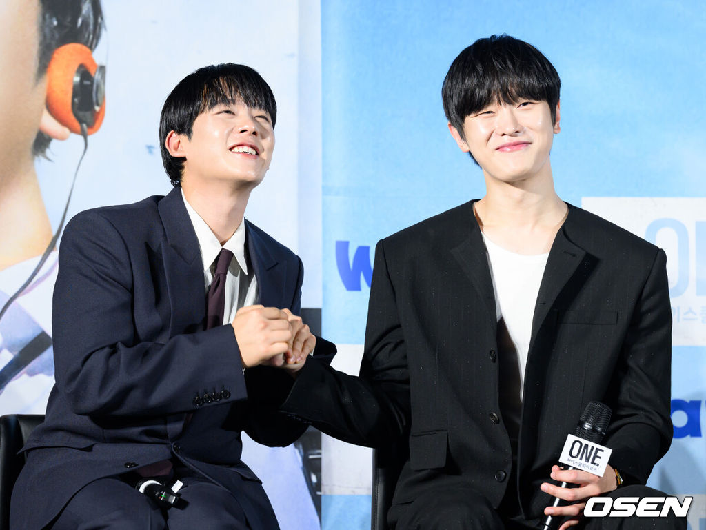28일 서울 광진구 롯데시네마 건대입구에서 웨이브 오리지널 'ONE : 하이스쿨 히어로즈' 제작발표회가 열렸다.‘ONE : 하이스쿨 히어로즈’는 아버지의 억압에 시달리던 전교 1등 의겸(이정하)과 그의 천부적인 싸움 재능을 이용하려는 윤기(김도완)가 복면을 쓴 ‘하이스쿨 히어로즈’를 결성해 억눌린 분노를 폭발시켜 학교 폭력 서열을 뒤엎는 하이스쿨 액션 드라마다.배우 이정하와 김도완이 미소를 짓고 있다. 2025.05.28 /sunday@osen.co.kr