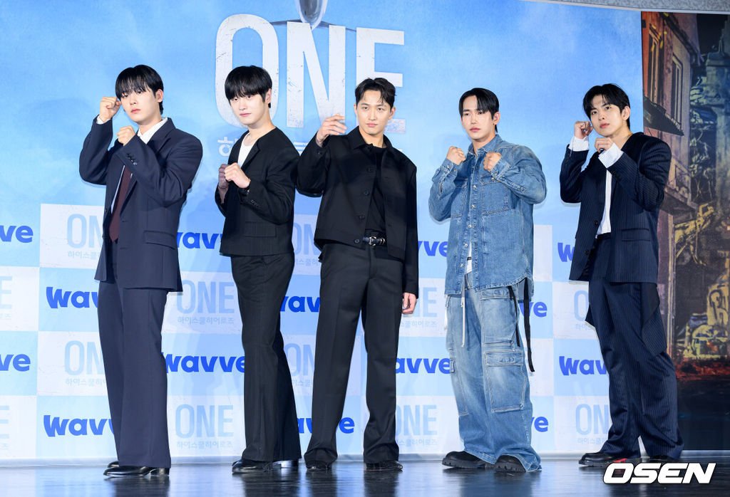 28일 서울 광진구 롯데시네마 건대입구에서 웨이브 오리지널 'ONE : 하이스쿨 히어로즈' 제작발표회가 열렸다.‘ONE : 하이스쿨 히어로즈’는 아버지의 억압에 시달리던 전교 1등 의겸(이정하)과 그의 천부적인 싸움 재능을 이용하려는 윤기(김도완)가 복면을 쓴 ‘하이스쿨 히어로즈’를 결성해 억눌린 분노를 폭발시켜 학교 폭력 서열을 뒤엎는 하이스쿨 액션 드라마다.배우 이정하, 김도완, 유희제, 육준서, 임성균이 포토타임을 하고 있다. 2025.05.28 /sunday@osen.co.kr
