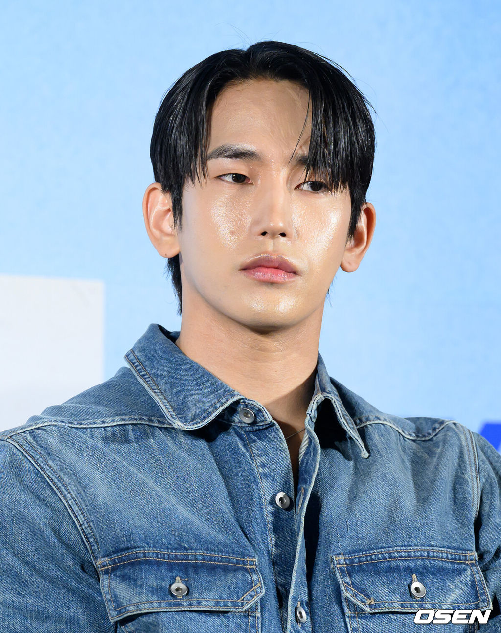 28일 서울 광진구 롯데시네마 건대입구에서 웨이브 오리지널 'ONE : 하이스쿨 히어로즈' 제작발표회가 열렸다.‘ONE : 하이스쿨 히어로즈’는 아버지의 억압에 시달리던 전교 1등 의겸(이정하)과 그의 천부적인 싸움 재능을 이용하려는 윤기(김도완)가 복면을 쓴 ‘하이스쿨 히어로즈’를 결성해 억눌린 분노를 폭발시켜 학교 폭력 서열을 뒤엎는 하이스쿨 액션 드라마다.배우 육준서가 취재진의 질문을 듣고 있다. 2025.05.28 /sunday@osen.co.kr