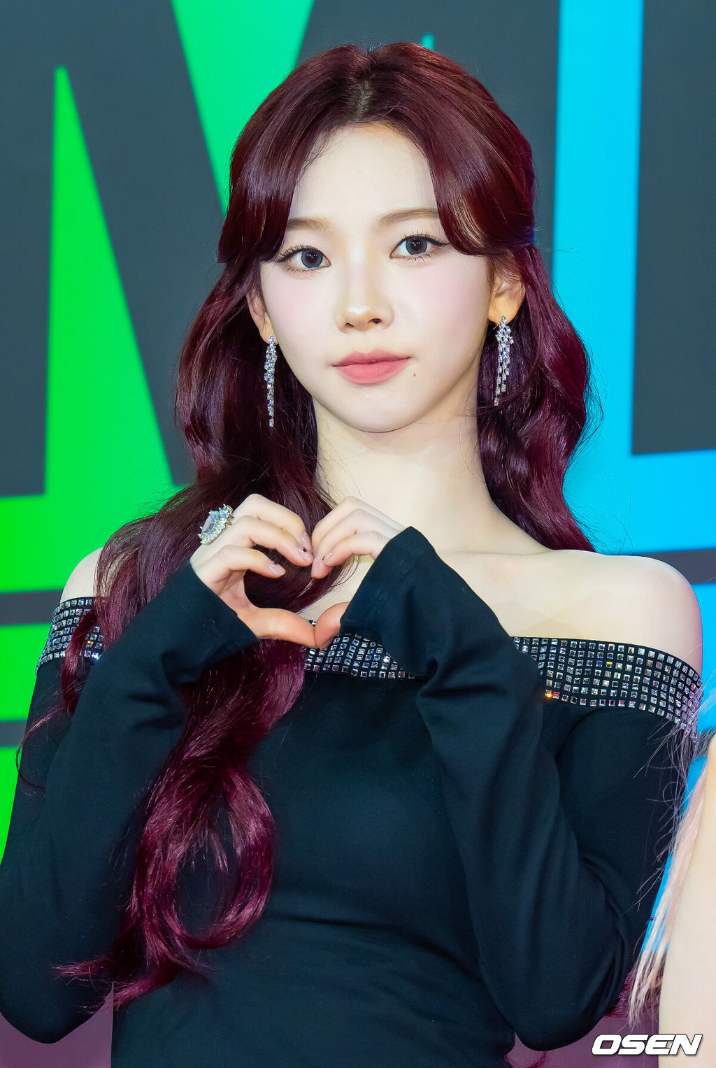 30일 오후 인천 중구 운서동 인스파이어 아레나에서 ‘2024 멜론 뮤직어워드’(MMA) 레드카펫이 진행됐다.MMA는 멜론의 객관적 데이터와 이용자들의 투표 및 전문가 심사를 통해 아티스트의 1년간 성과를 널리 기리고 알리는 대한민국 최대 규모의 음악 시상식 및 페스티벌이다. 올해 슬로건은 뉴 스트림 오브 K팝(New Stream of K-POP)이다.에스파 카리나가 포즈를 취하고 있다. 2024.11.30 / rumi@osen.co.kr